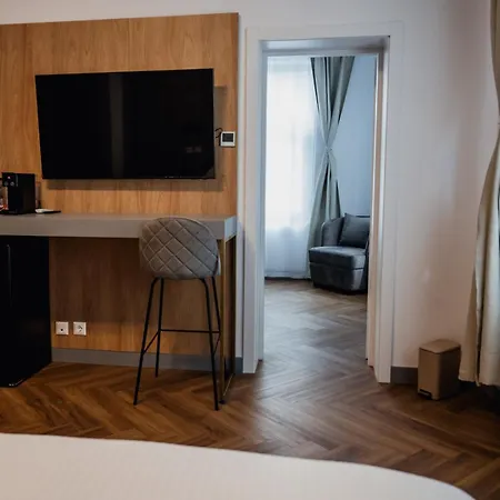 Pensión Aristide House 3*