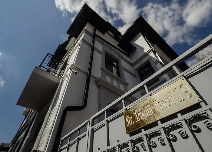 בית הארחה Aristide House 3*